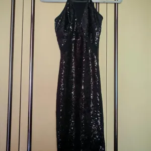 sljokicava uska haljina s