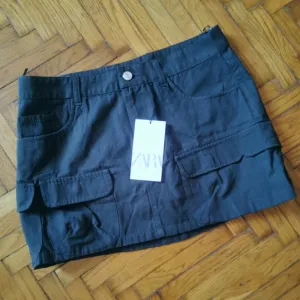 Zara maslinasta cargo mini suknja, vise odg za S