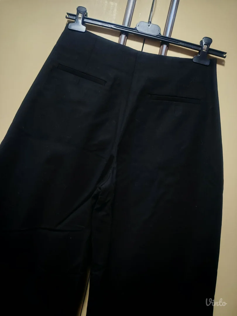 Zara crne pamucne pantalone sa usicima M