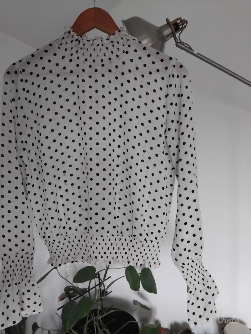 Bela lepršava košulja sa crnim tufnama sa širokim rukavima