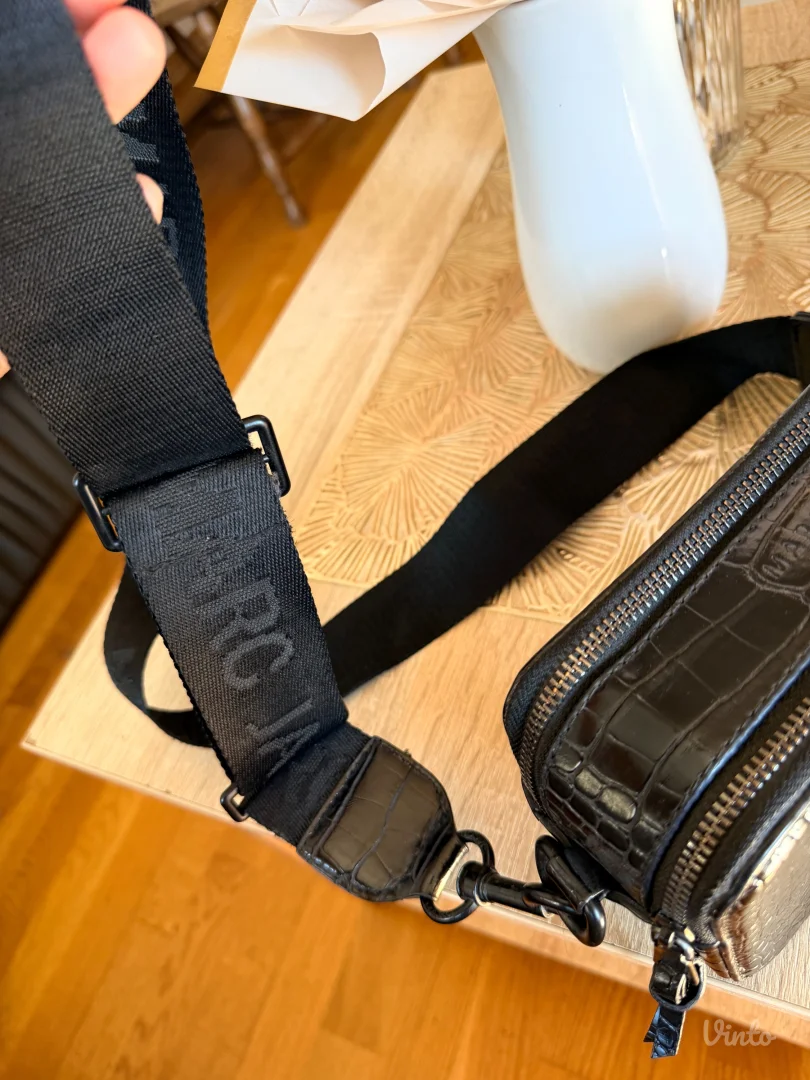 Crna marc jacobs torba