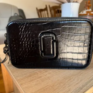 Crna marc jacobs torba