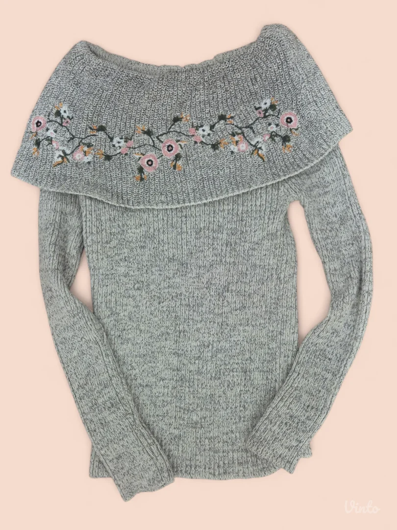 Džemper spuštenih ramena