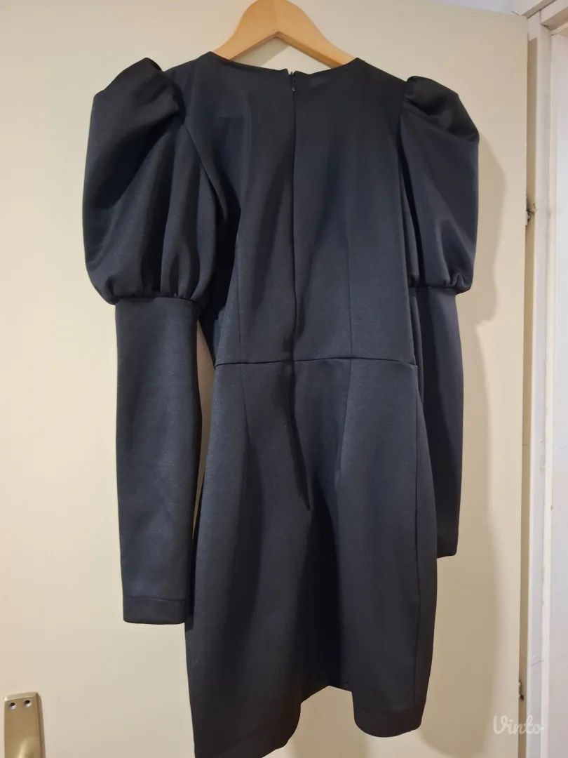 Crna haljina sa puf rukavima