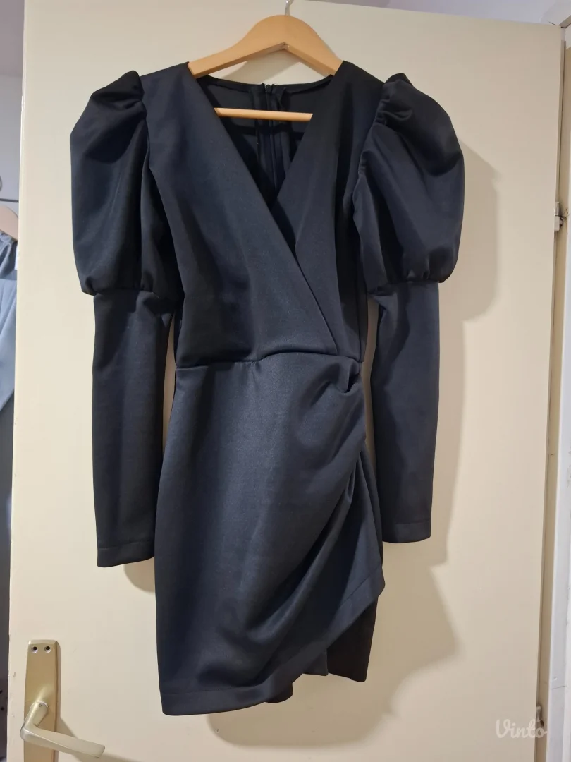 Crna haljina sa puf rukavima