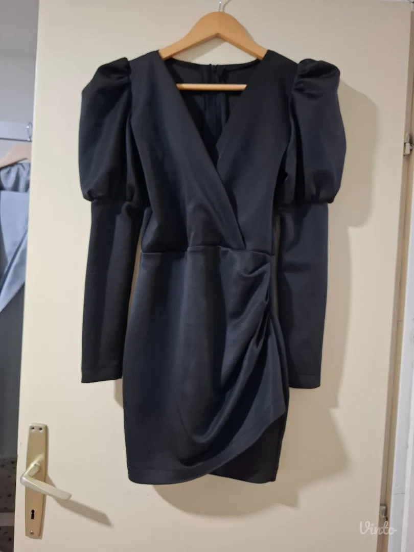 Crna haljina sa puf rukavima