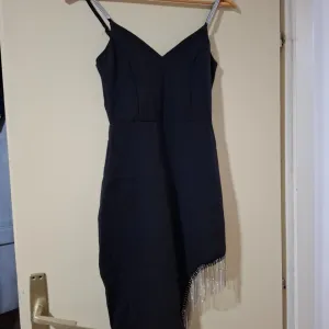 Crna kratka haljinica