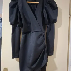 Crna haljina sa puf rukavima