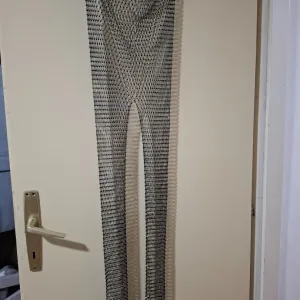 Providne pantalone sa cirkonima