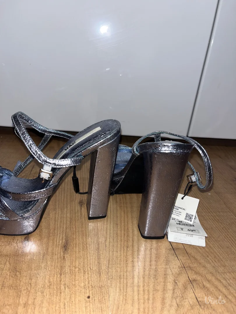 Zara srebrne sandale na štiklu