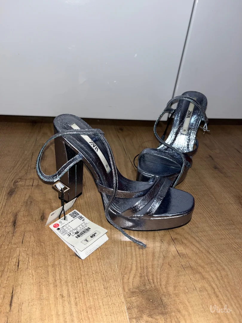 Zara srebrne sandale na štiklu