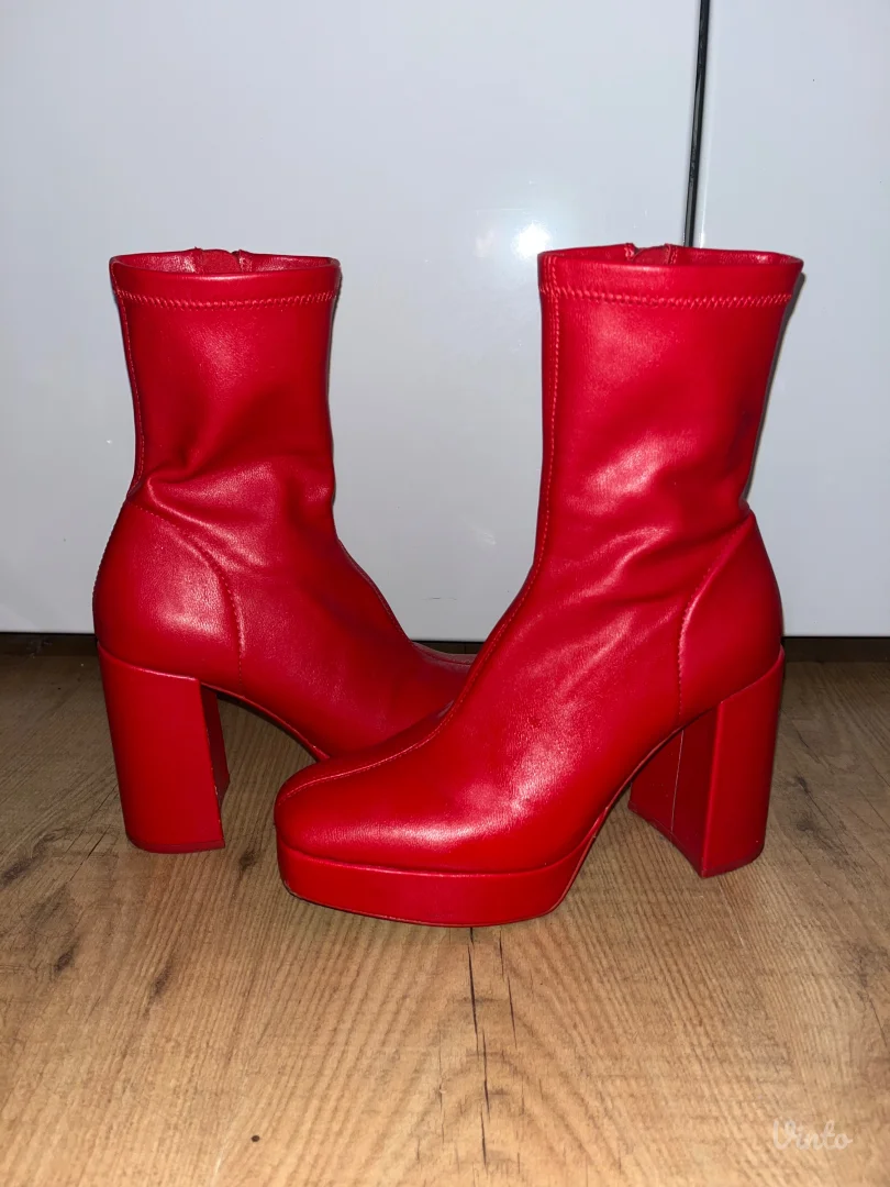 Crvene čizme na platformu