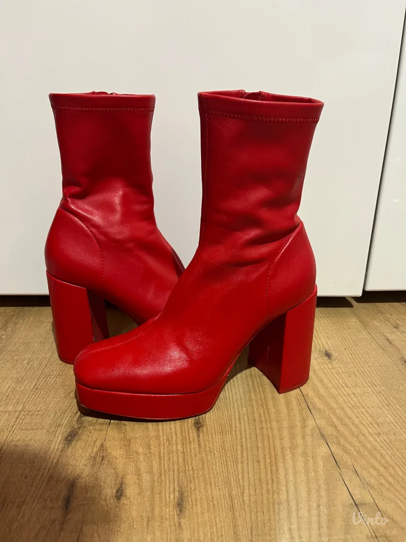 Crvene čizme na platformu