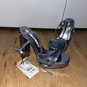 Zara srebrne sandale na štiklu