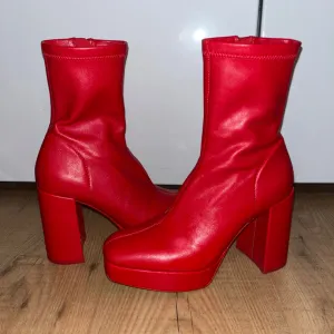 Crvene čizme na platformu