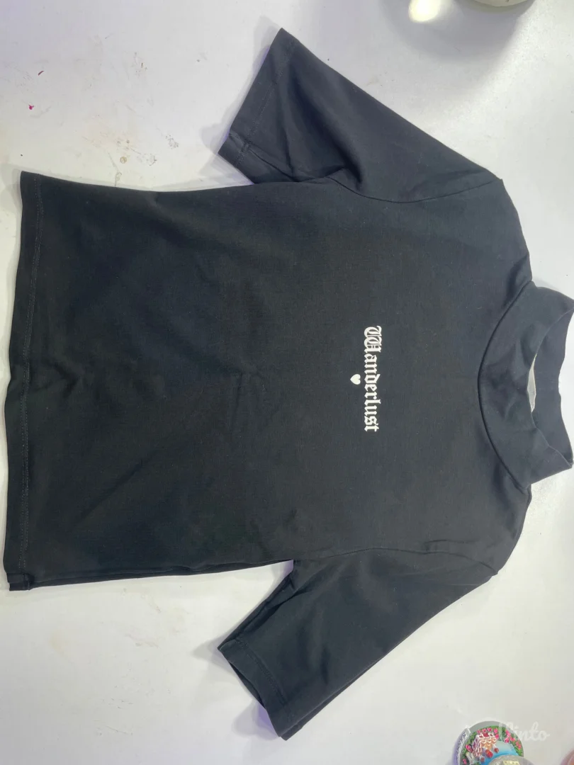 terranova,crna majica sa kragnom i malo duzim rukavima