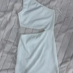 Pull&bear bela haljina