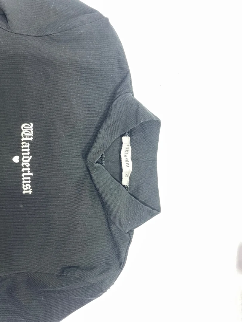 terranova,crna majica sa kragnom i malo duzim rukavima