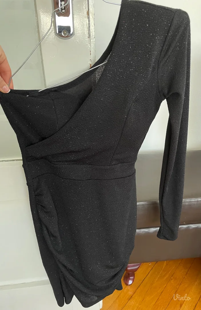 Crna sljokicasta haljina