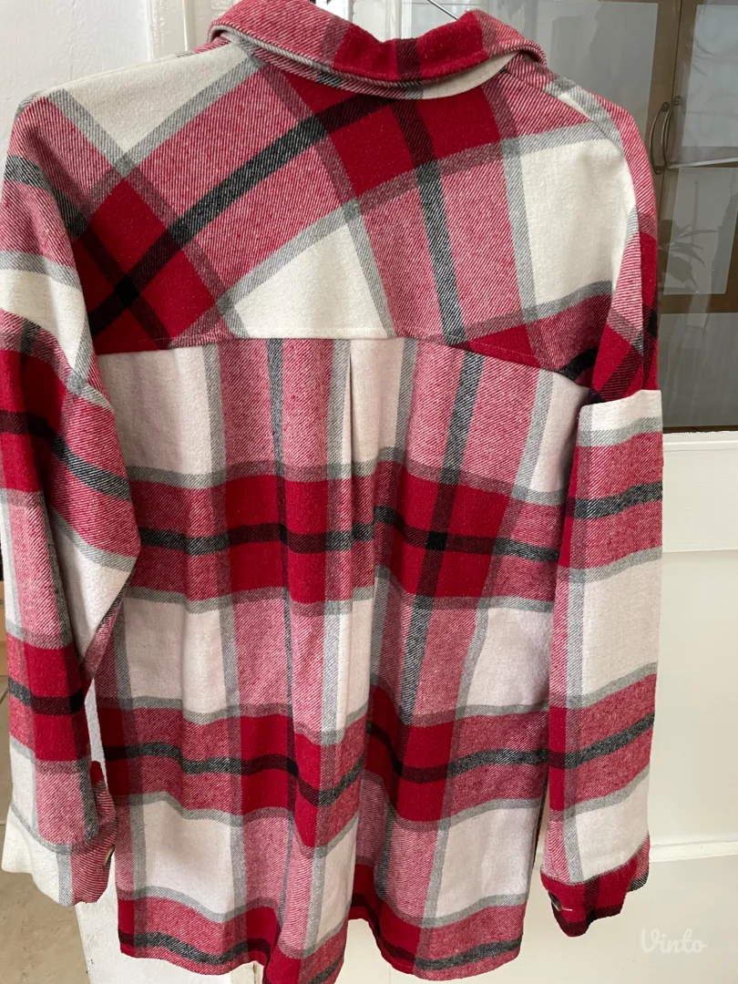 crveno- bela kosulja