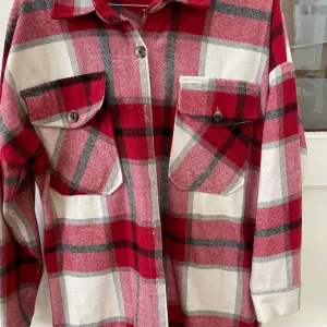 crveno- bela kosulja