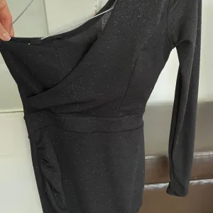 Crna sljokicasta haljina