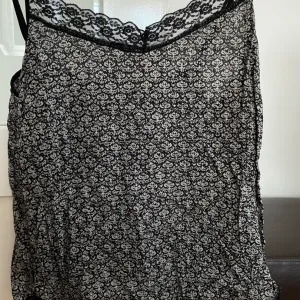 crno- bela zenska majica