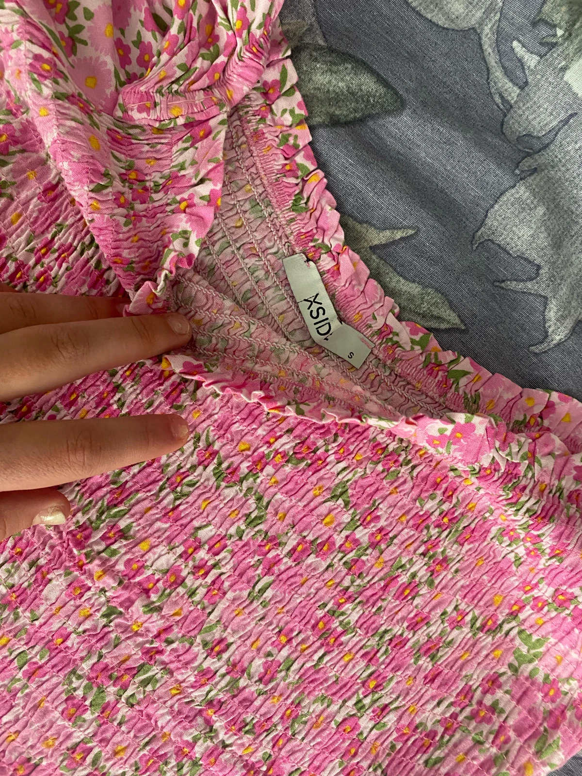 XSIDE roze cvetna mini haljina sa žabica radom i puf rukavima (S)
