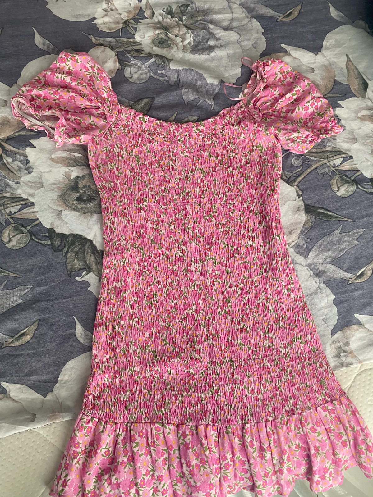 XSIDE roze cvetna mini haljina sa žabica radom i puf rukavima (S)