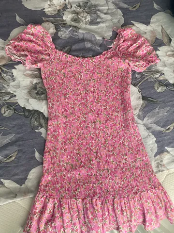 XSIDE roze cvetna mini haljina sa žabica radom i puf rukavima (S)