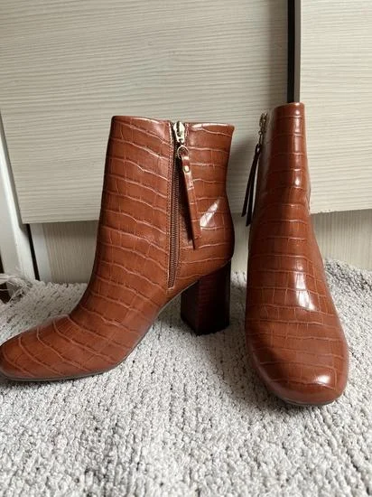 Braon čizmice na štiklu - NOVE