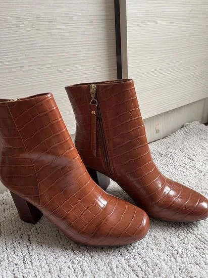 Braon čizmice na štiklu - NOVE