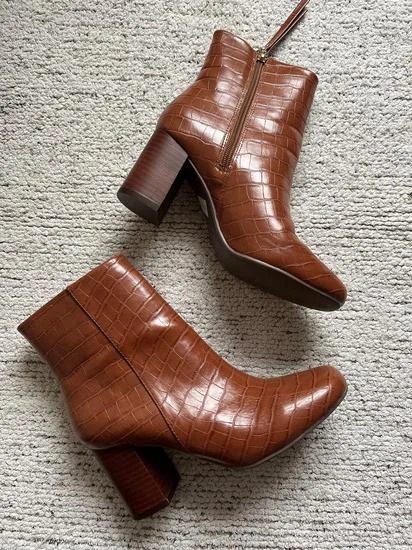 Braon čizmice na štiklu - NOVE