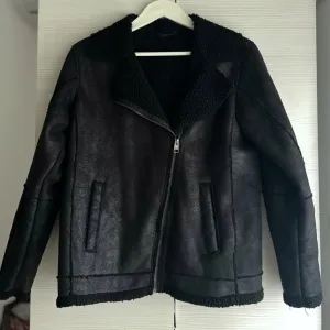 Crna kratka jakna, LINDEX