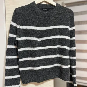Ženski džemper na pruge