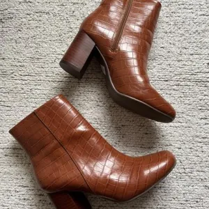 Braon čizmice na štiklu - NOVE