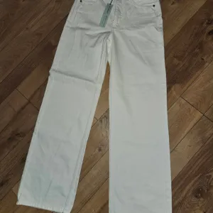 River Island bele farke M-L nove