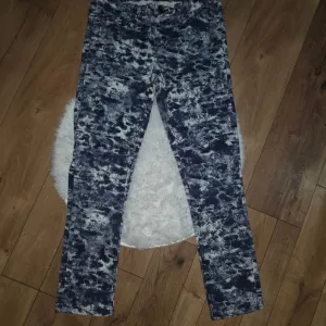 Esmara pantalone vel.40 (L)