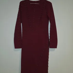 Bordo haljina sa nitnama uni vel.novo