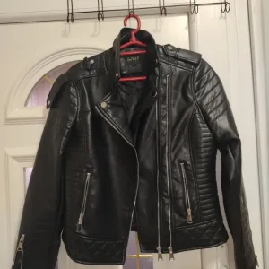 KOŽNA JAKNA M,L ODGIVARA