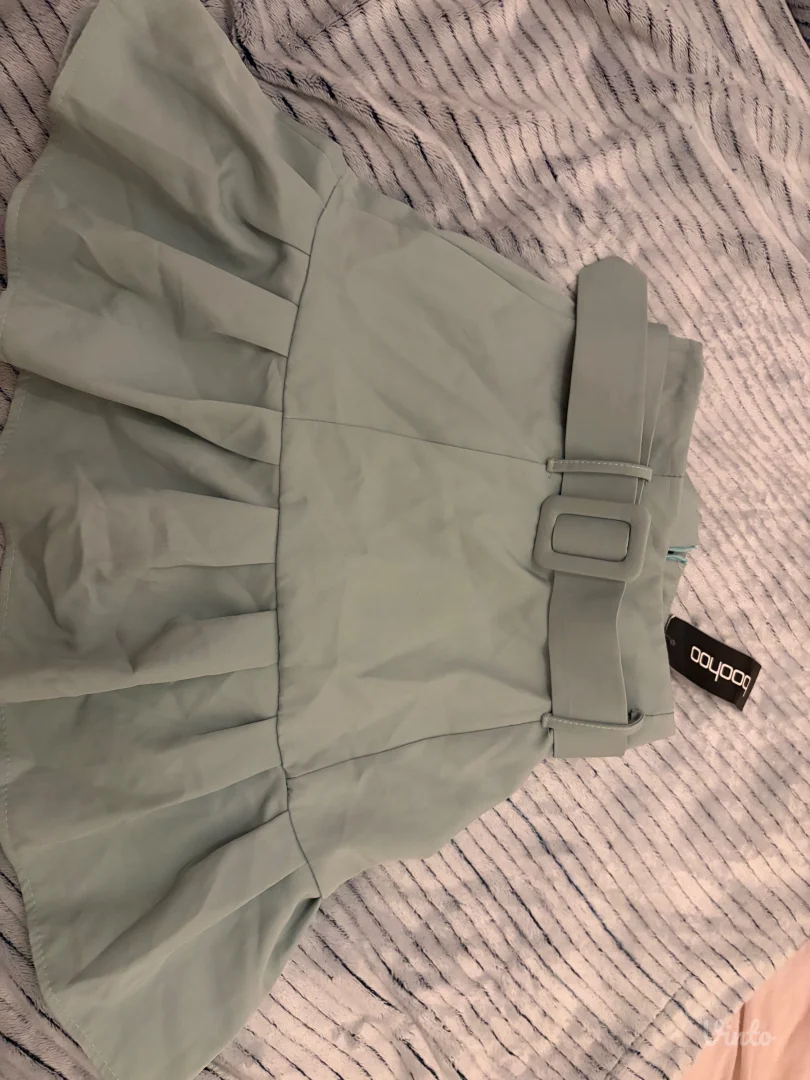 Boohoo suknja sa etiketom