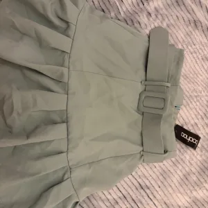 Boohoo suknja sa etiketom