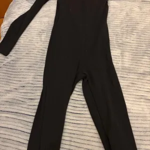 Zara kombinezon na jedno rame