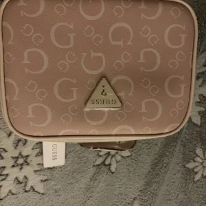 Guess neseser