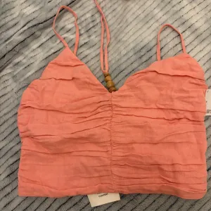 Zara top sa etiketom