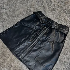 Kožna mini suknja 34