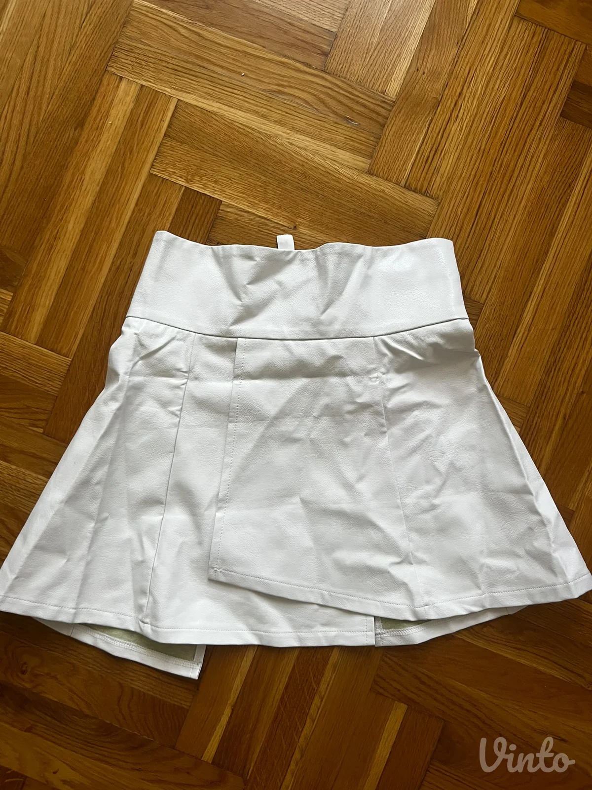 Bela kožna suknja