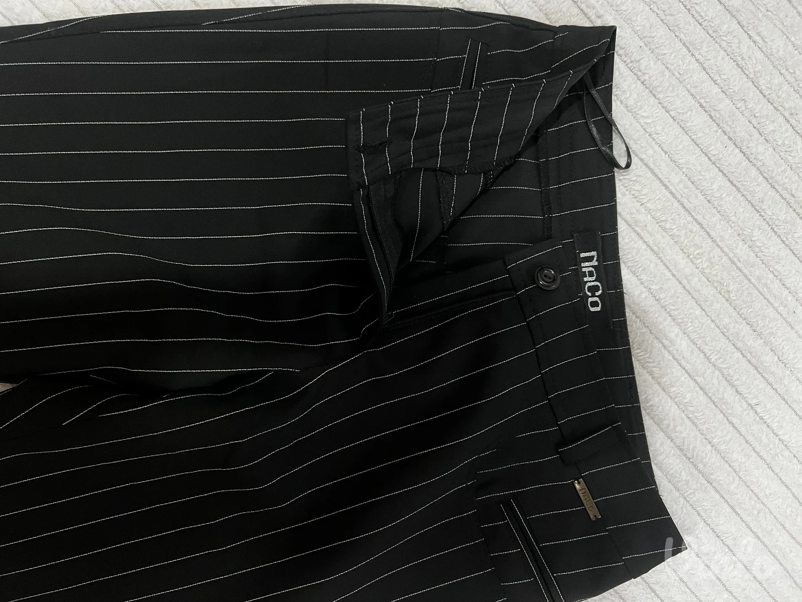 Naco crne pantalone na pruge