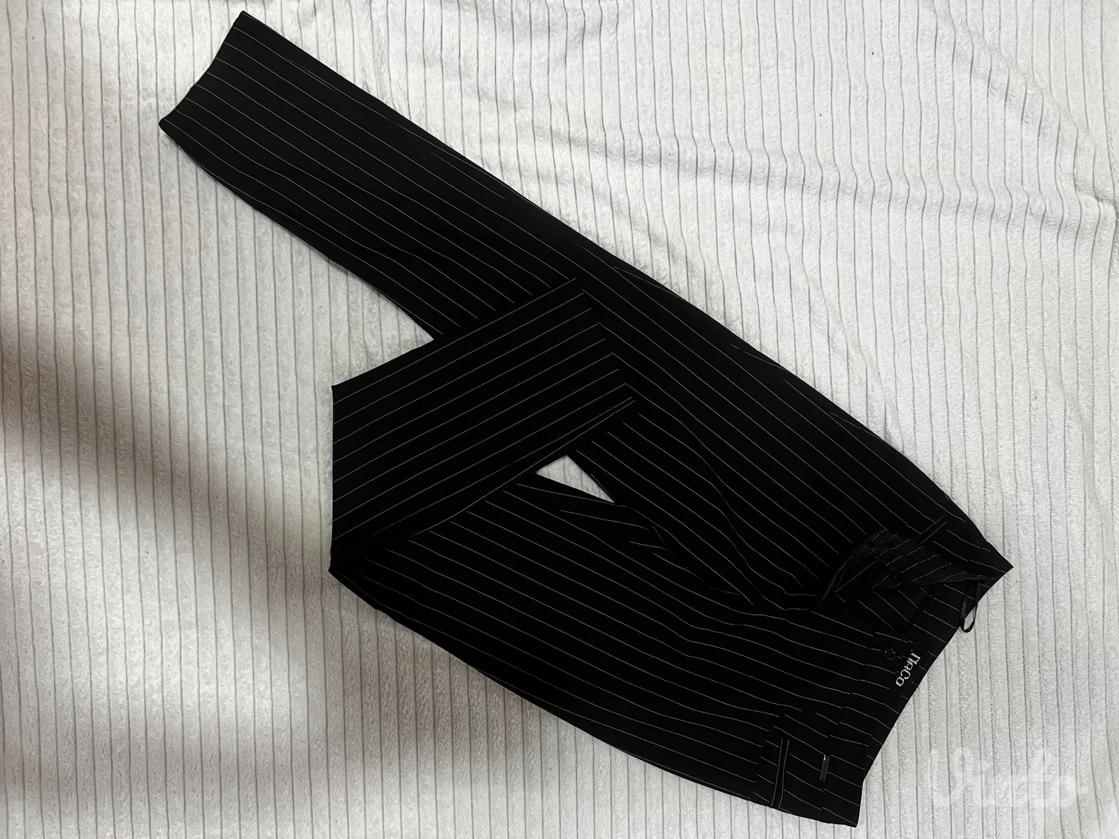 Naco crne pantalone na pruge