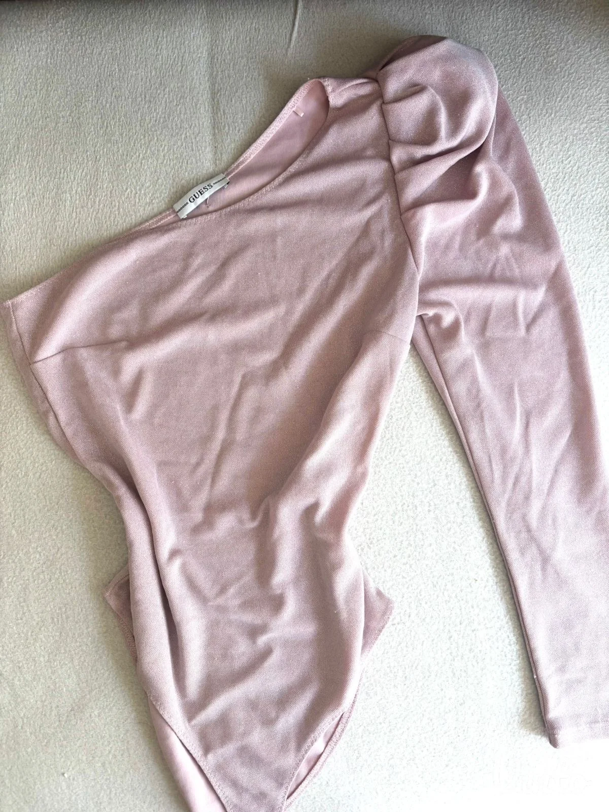 Guess roze bodi na jedno rame